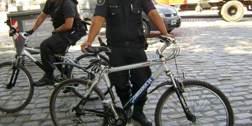 Policías con bicicletas para el primer cuadro de Tijuana