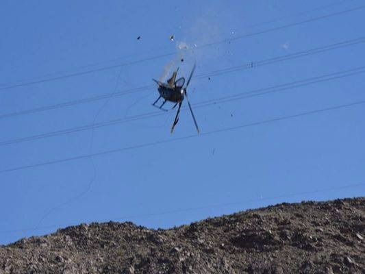 El momento en el que el helicóptero choca y se enreda entre los cables de alta tensión