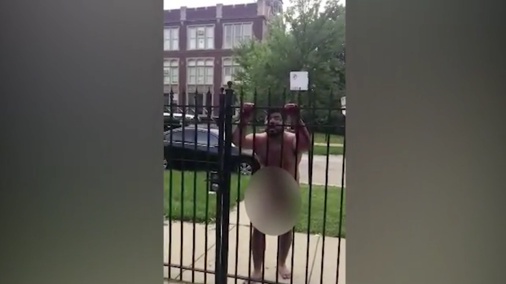 un hombre desnudo gritando a la gente en un barrio de Chicago cubierto en s...