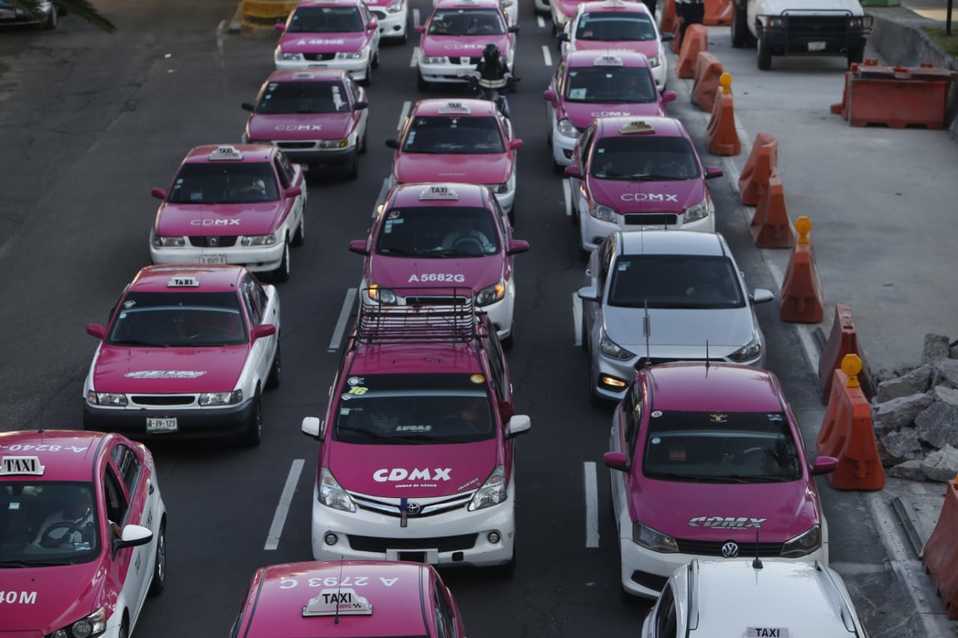 Taxistas de la Ciudad de México atacan unidades de Uber