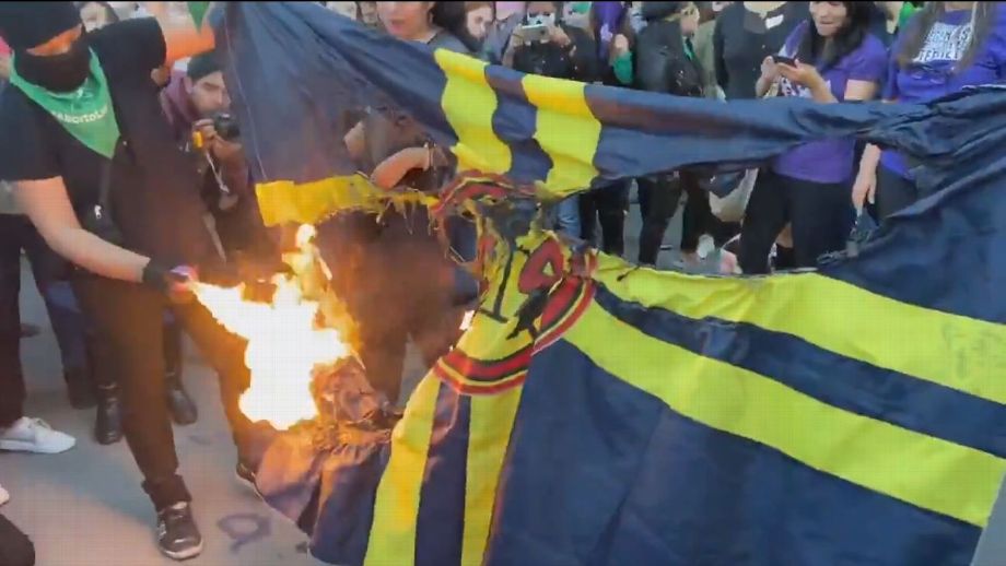 Protestan y queman bandera del Club América | PSN Noticias