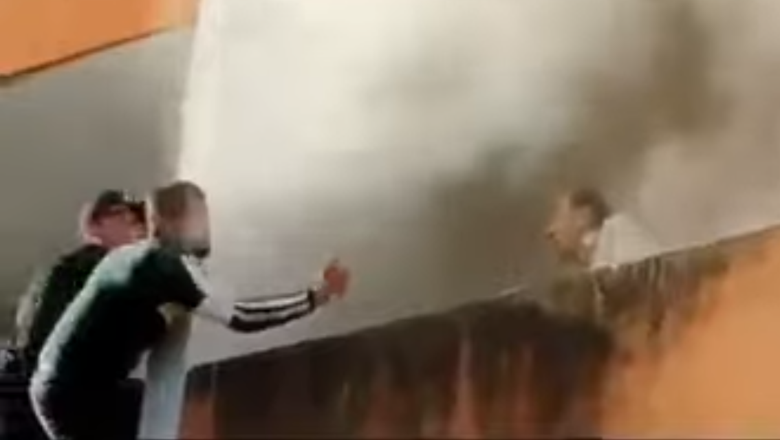 jóvenes, rescatan, incendio, llamas, rescate, Francia, video viral