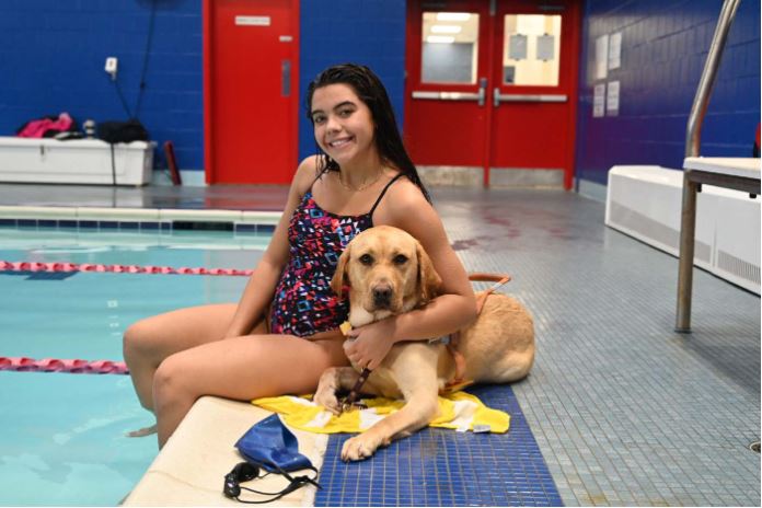 Anastasia Pagonis, atleta, nadadora, paralímpica, perro, guía