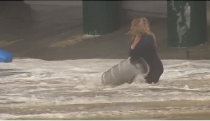Mujer, rescata, barriles, cerveza, inundación