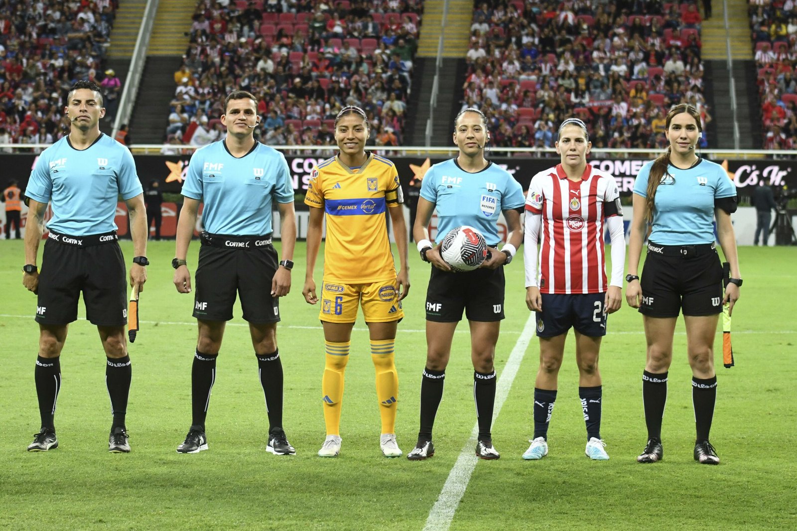 Tigres y Chivas empataron 2-2