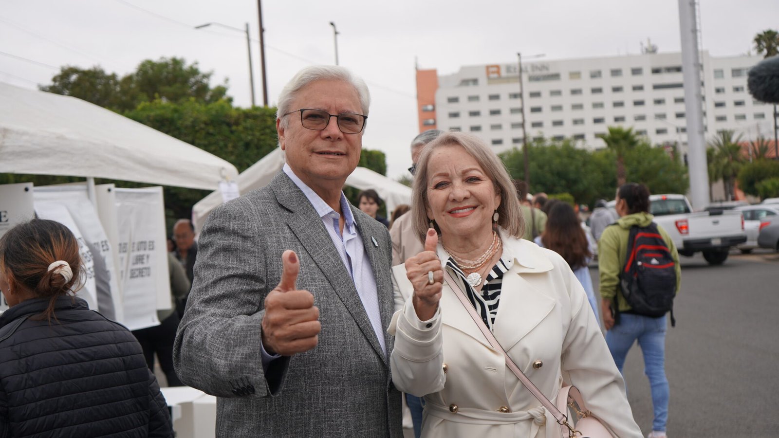 Vota el senador Jaime Bonilla Valdez en Tijuana