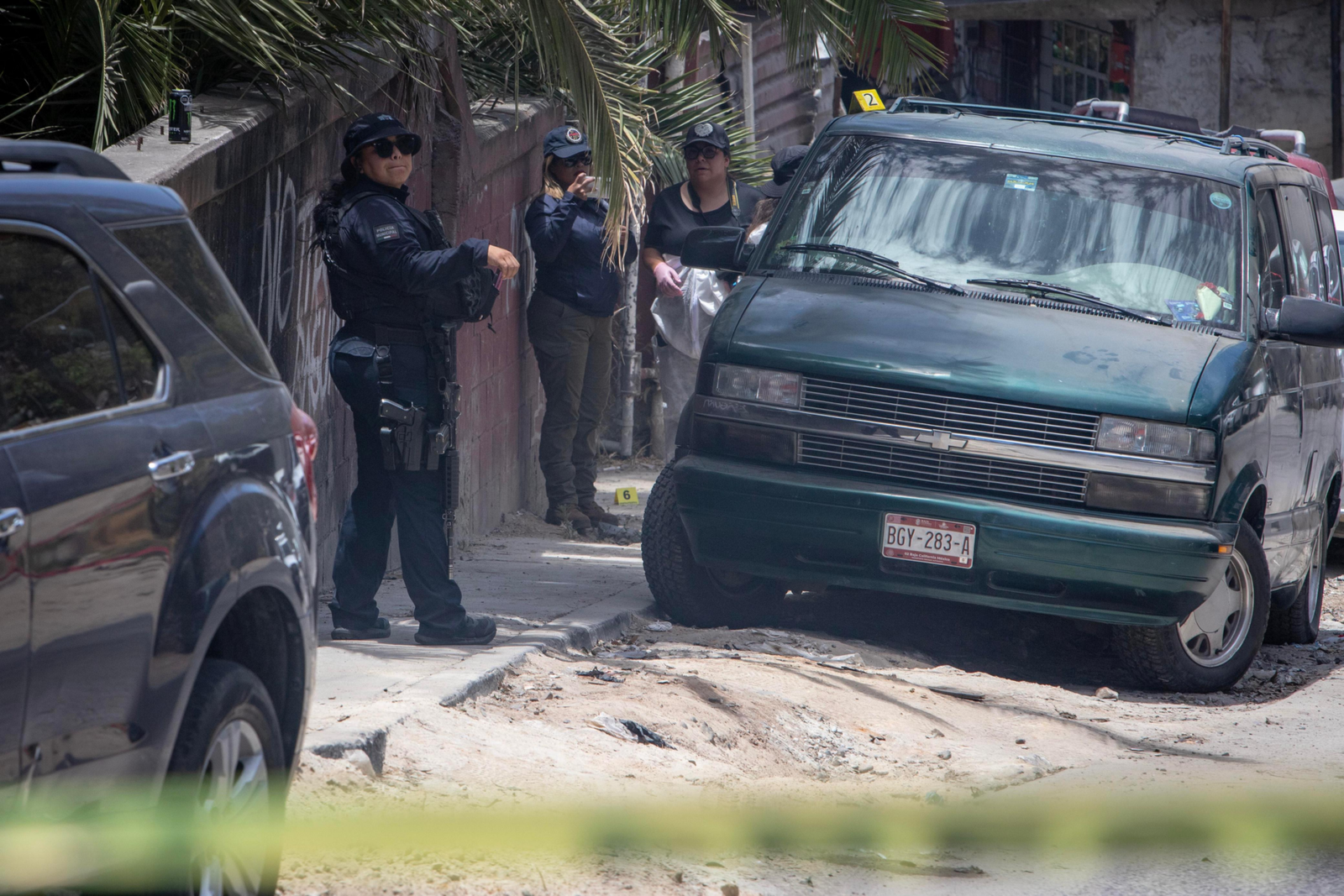 Hombre es asesinado mientras arreglaba su auto