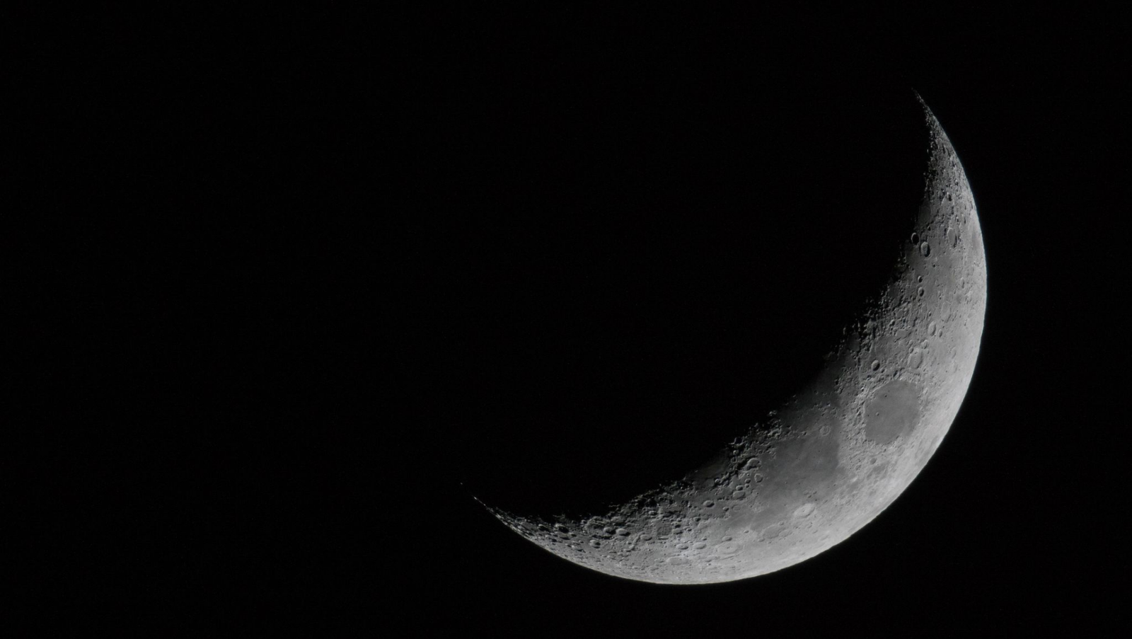 Científicos descubren cueva en la Luna