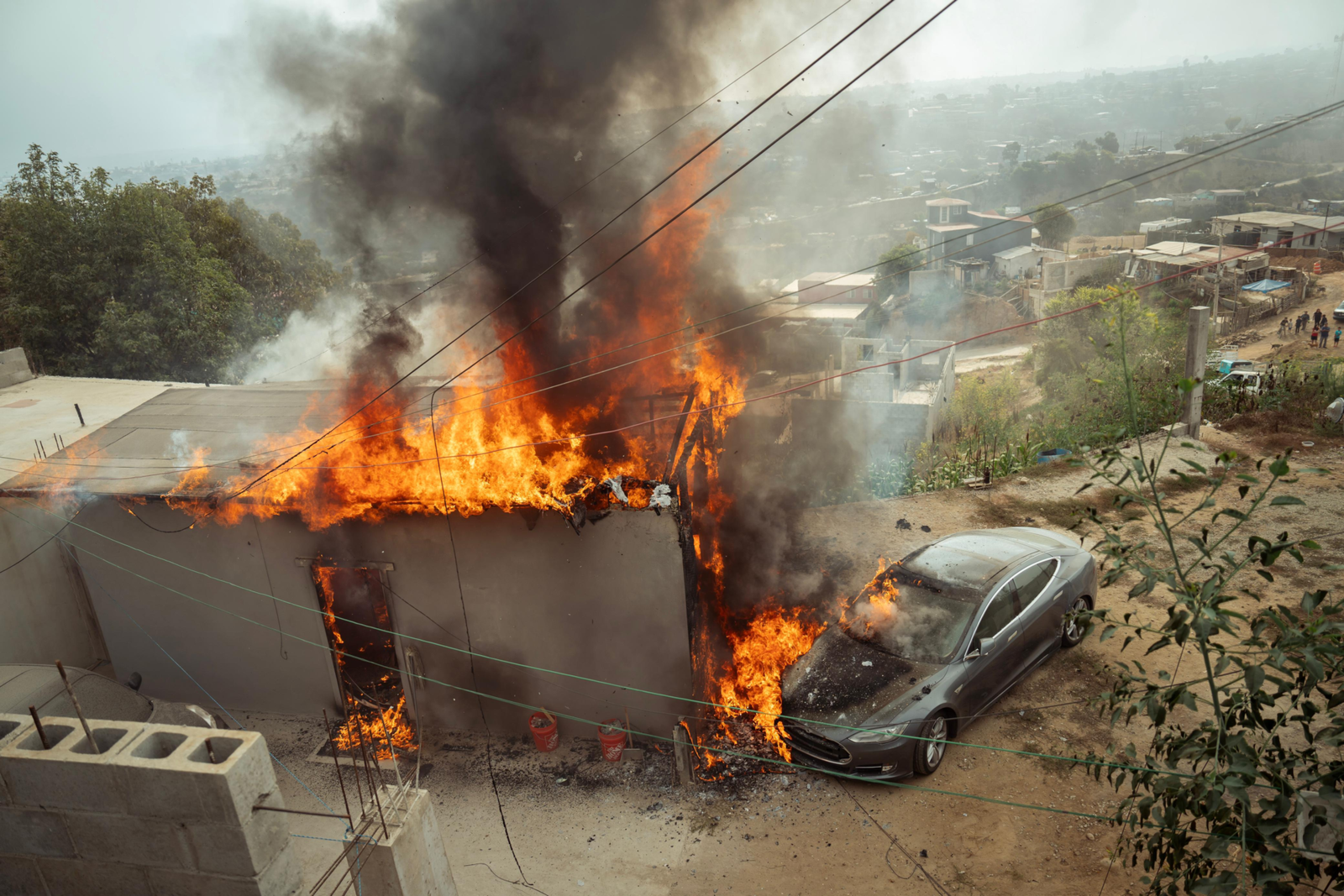 Se incendia casa en la colonia Lázaro por auto conectado a poste