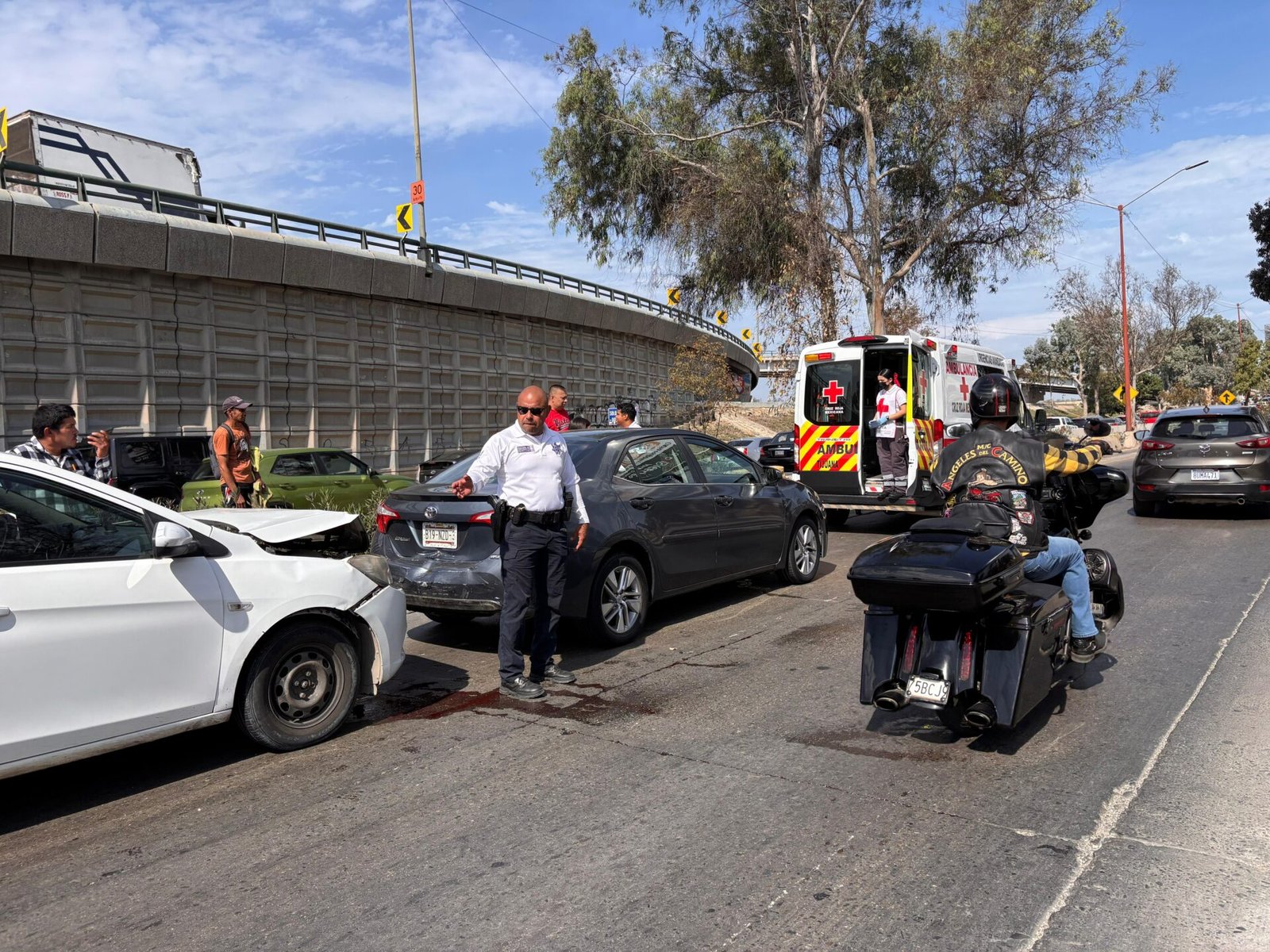 Accidente vehicular en Vía Rápida Oriente deja dos autos dañados