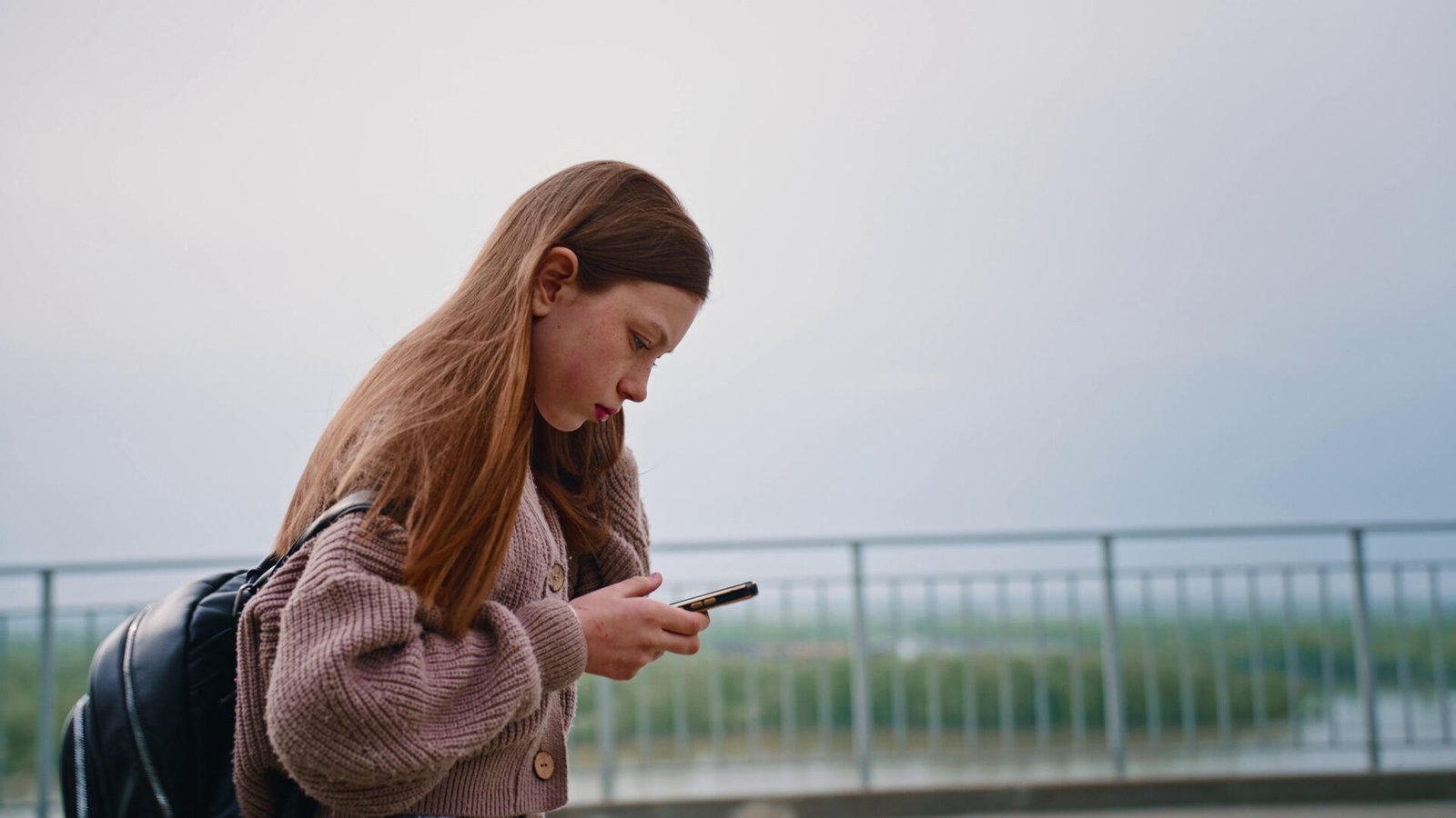Crece la alarma por celulares en escuelas y autoridades siguen sin actuar