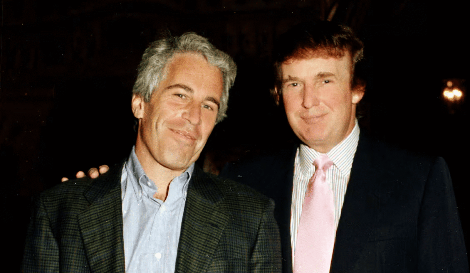 Demócratas revelan correos de Epstein que implican a Trump
