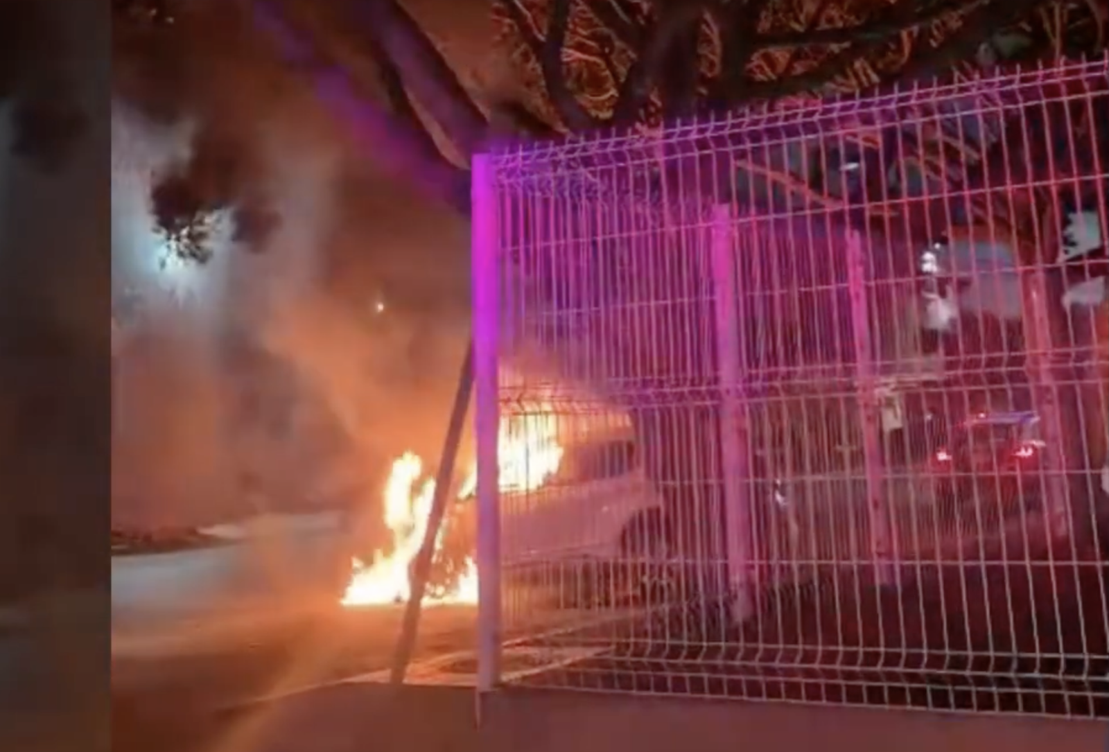 Incendian vehículo oficial y dejan amenazas contra funcionarios cerca del Palacio Municipal