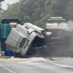 Volcadura de tráiler con químicos provoca cierre parcial en la México-Cuernavaca