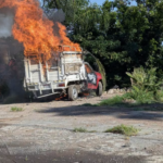 Bloqueos y quema de vehículos paralizan carreteras de Michoacán